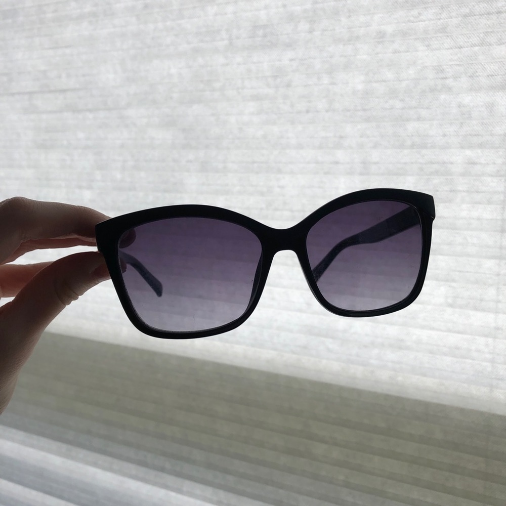 Black Guess sunglasses